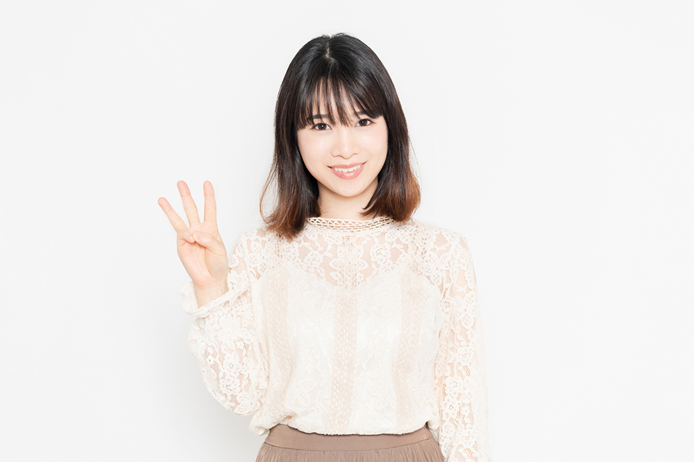 3つを示す女性